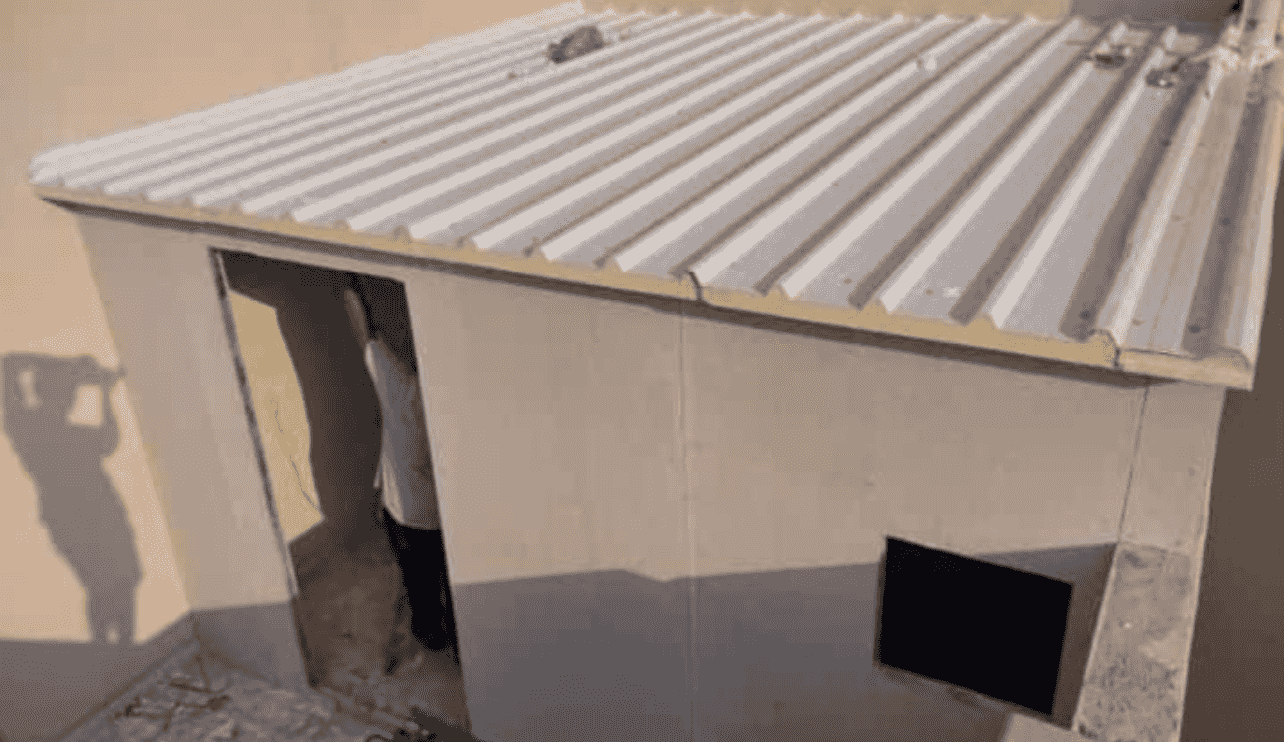 Installing a panel sandwich and building annexes